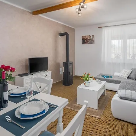 Amazing In Erzisce With 2 Bedrooms, Jacuzzi&outdoor Swimming Pool Nedeščina