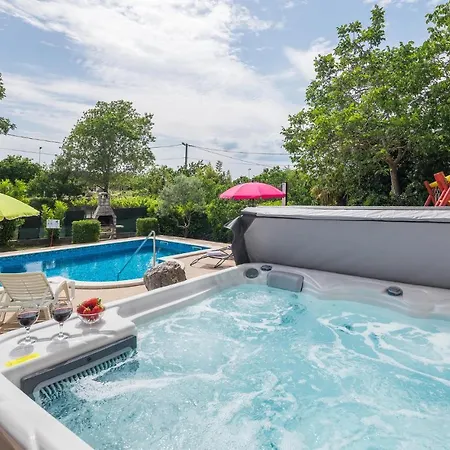 Vakantiehuis Amazing In Erzisce With 2 Bedrooms, Jacuzzi&outdoor Swimming Pool Nedeščina