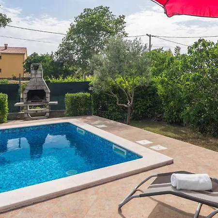 Vakantiehuis Amazing In Erzisce With 2 Bedrooms, Jacuzzi&outdoor Swimming Pool