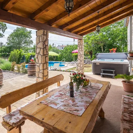 Vakantiehuis Amazing In Erzisce With 2 Bedrooms, Jacuzzi&outdoor Swimming Pool *