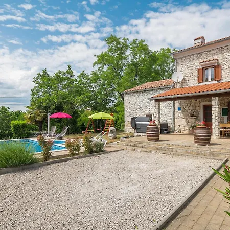 Amazing In Erzisce With 2 Bedrooms, Jacuzzi&outdoor Swimming Pool Nedeščina