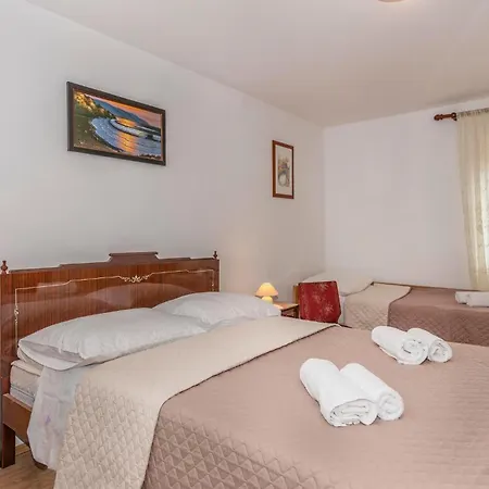 Vakantiehuis Amazing In Erzisce With 2 Bedrooms, Jacuzzi&outdoor Swimming Pool Nedeščina