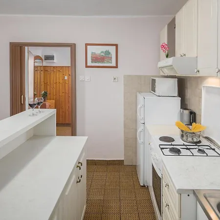 Amazing In Erzisce With 2 Bedrooms, Jacuzzi&outdoor Swimming Pool Nedeščina