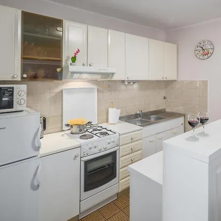 Amazing In Erzisce With 2 Bedrooms, Jacuzzi&outdoor Swimming Pool Vakantiehuis Nedeščina