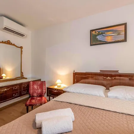 Amazing In Erzisce With 2 Bedrooms, Jacuzzi&outdoor Swimming Pool Vakantiehuis