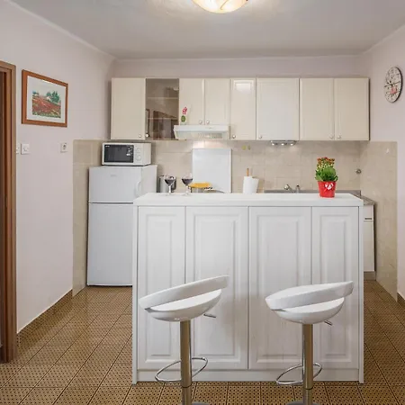 Vakantiehuis Amazing In Erzisce With 2 Bedrooms, Jacuzzi&outdoor Swimming Pool *