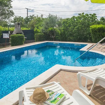 Amazing In Erzisce With 2 Bedrooms, Jacuzzi&outdoor Swimming Pool Vakantiehuis Nedeščina