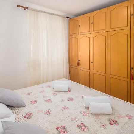 Amazing In Erzisce With 2 Bedrooms, Jacuzzi&outdoor Swimming Pool