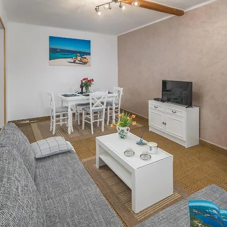 Amazing In Erzisce With 2 Bedrooms, Jacuzzi&outdoor Swimming Pool Vakantiehuis