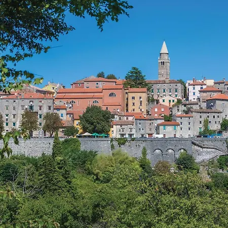 Vakantiehuis Amazing In Erzisce With 2 Bedrooms, Jacuzzi&outdoor Swimming Pool *